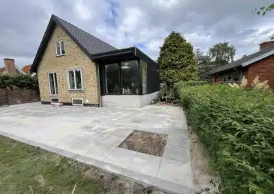 Ny terrasse 👌🏼🏡 Her har vi fjernet alt det gamle. Og lagt nye 60x60 fliser, sat en ny kantsten Sat acorende til vandafledning